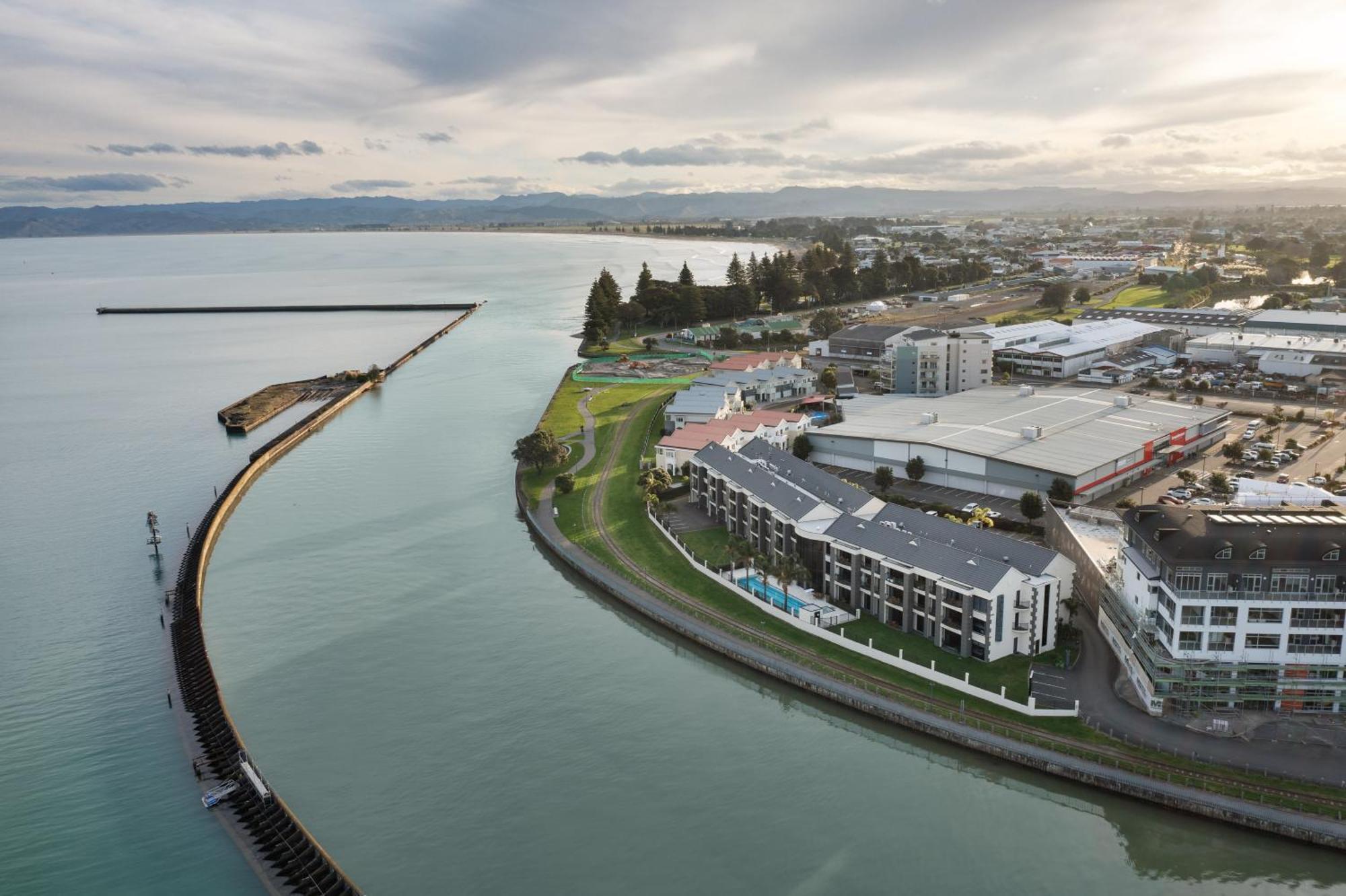 Pool & River Views - 600M To Cbd Gisborne Exterior foto